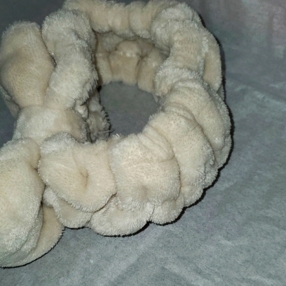 Cream Fuzzy Headband with Bow - Picture 4 of 5
